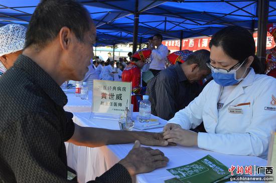 图为广西中医专家团队现场为群众提供义诊及健康咨询服务。韦明崧　摄。