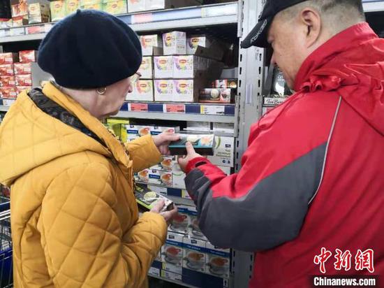 资料图：俄罗斯市民在超市挑选来自贵州的茶叶产品。周智超摄