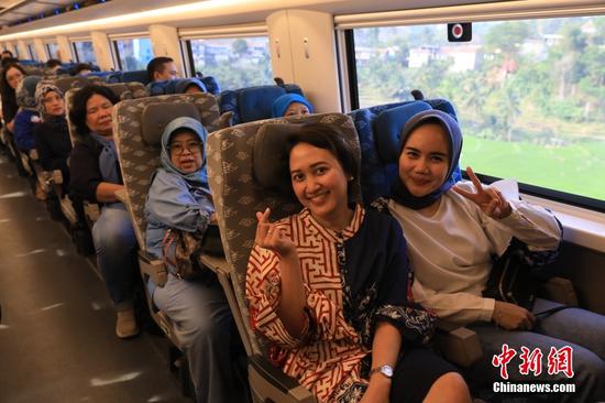 当地时间10月17日，正在行驶的列车上的乘客。当日，印尼雅加达至万隆高速铁路正式开通运营。这标志着印尼迈入高铁时代，中印尼共建“一带一路”取得重大标志性成果。中新社记者 李志全 摄