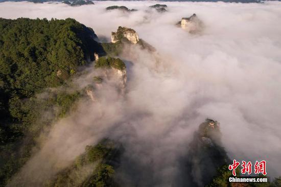日前，贵州施秉云台山雨后放晴，云雾在群山峻岭间升腾、流淌，美不胜收（无人机照片）。
