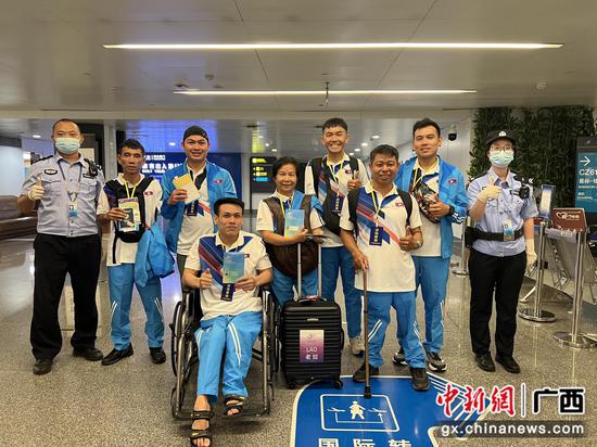 图为南宁边检站移民管理警察为亚残运会参赛运动员提供入境通关保障 陆芝华摄影