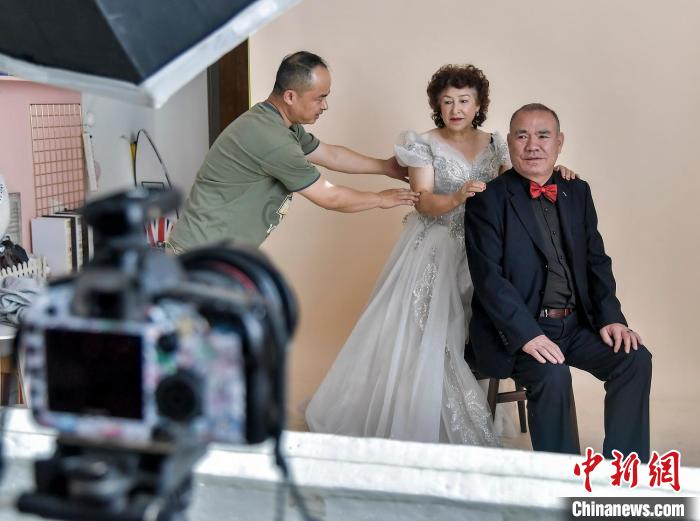 乌鲁木齐：社区助老人圆梦“最美结婚照”