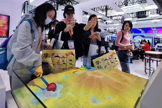10月20日，第82届中国教育装备展示会在天津启幕，与会者在史地VR学科展示区体验设备。佟郁摄