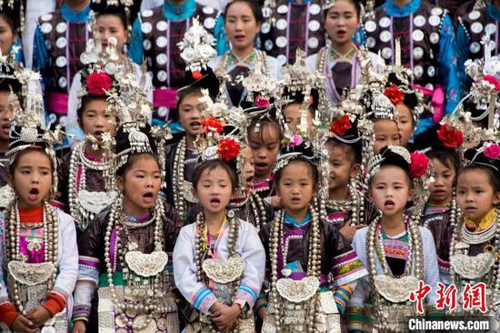资料图：在贵州省从江县高增乡小黄村，侗族孩子们参与唱侗族大歌。吴德军 摄