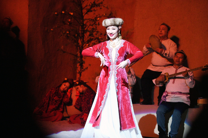当代木卡姆音乐舞剧《石榴的颜色》还将于10月22日晚间再次在喀什古城高台民居上演。孙亭文 摄