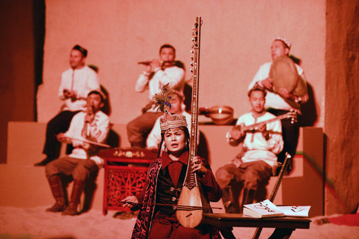 《石榴的颜色》剧目经过数月筹备，在喀什地区公开招募和邀请了不同年龄层的杰出音乐家和舞蹈家，呈现了木卡姆音乐在民间的传承状态。孙亭文 摄