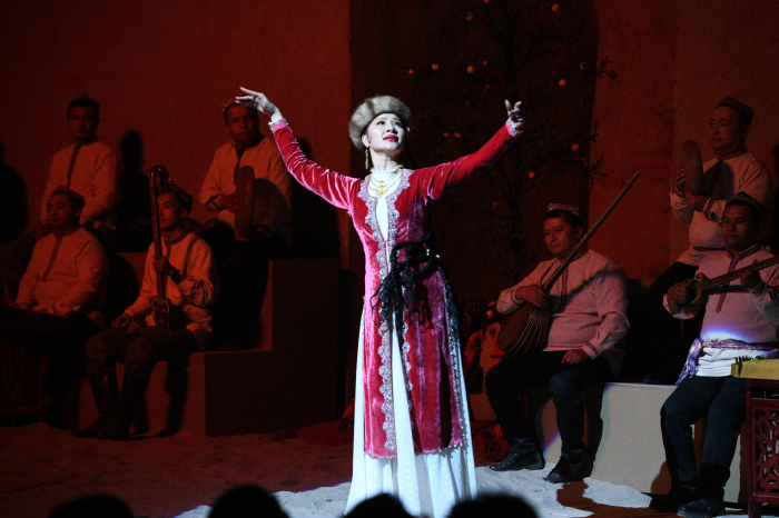 《石榴的颜色》剧目“十一”期间在喀什古城入迷艺术空间完成了五期试演，获得观众和游客的广泛好评。孙亭文 摄