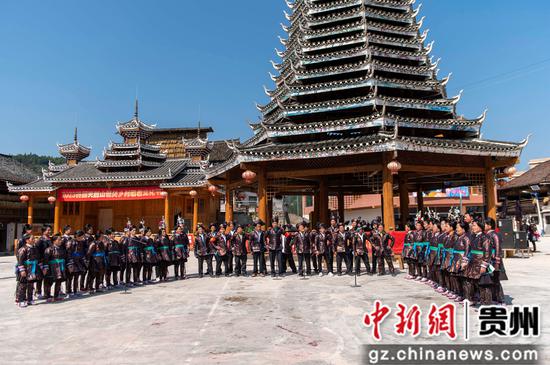 2023年10月22日，侗族老年歌队在贵州省从江县2023年首届天鹅山最美乡村敬老文化节上演唱侗族大歌。吴德军摄