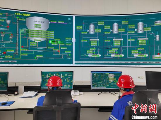 资料图：盛屯能源金属化学(贵州)有限公司控制大厅。邓万里 摄