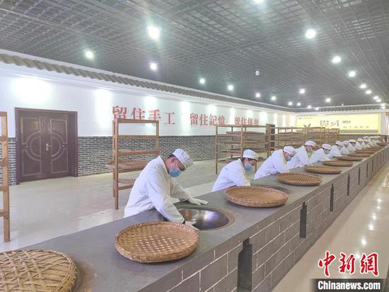 图为贵州阳春白雪茶业有限公司手工制茶车间。邓万里摄