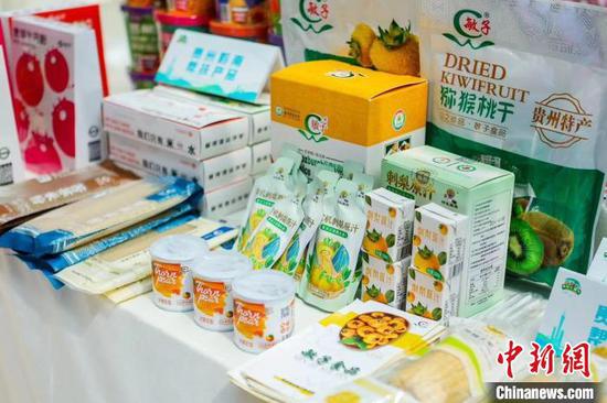图为史锡娇在广东参加推介会时所展出的刺梨产品以及贵州农产品。受访者供图