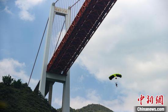 资料图为运动员在贵州坝陵河大桥进行低空跳伞。中新网记者瞿宏伦 摄