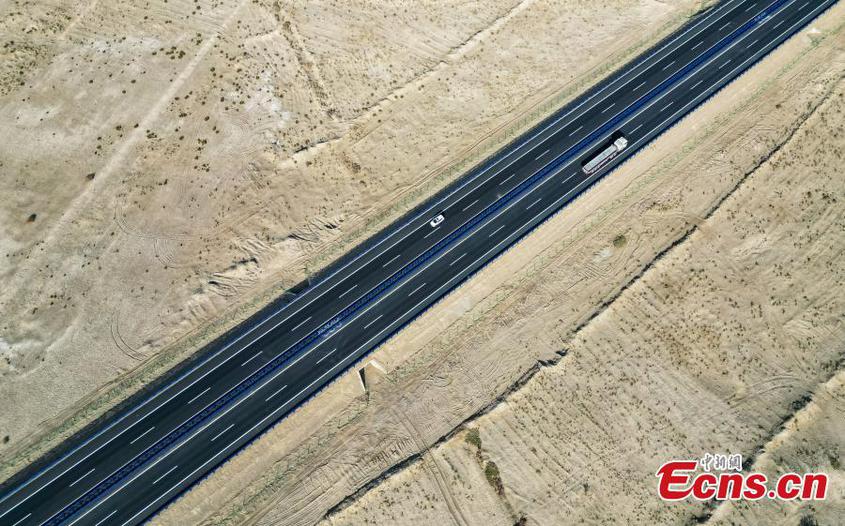 Vehicles run on the Korla to Yuli section of the Wuyu Expressway in Xinjiang Uyghur Autonomous Region, Oct. 23, 2023. (Photo provided to China News Service)