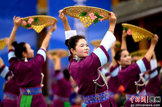 10月25日，锦屏县平秋镇 “鞍瓦”节开幕式现场。