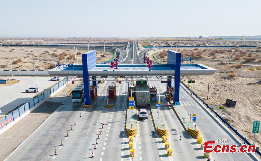 Toll gates on the G0711 expressway, a 1,300-kilometer highway from Urumqi to Yuli county in Bayingolin Mongol autonomous prefecture, Xinjiang Uyghur Autonomous Region, Oct. 23, 2023. (Photo provided to China News Service)