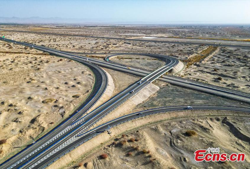 Vehicles run on the Korla to Yuli section of the Wuyu Expressway in Xinjiang Uyghur Autonomous Region, Oct. 23, 2023. (Photo provided to China News Service)

The Korla to the 35th Regiment expressway is 32 kilometers long with a designed speed of 120km/h.