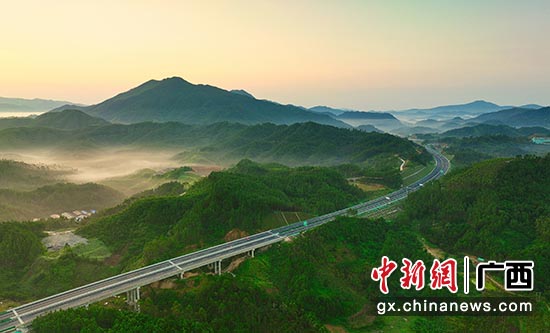 穿越十万大山的思防高速。广西新发展交通集团有限公司供图