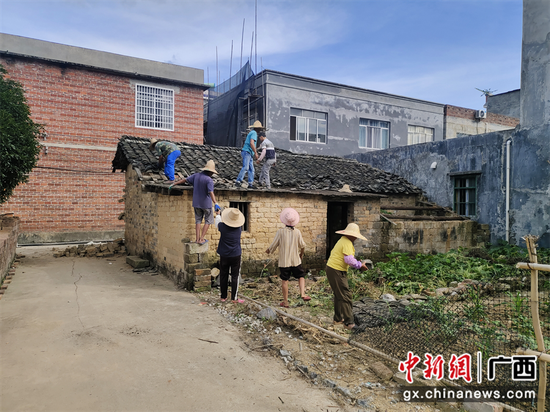 图为回龙村村民主动修整老屋。 回龙村委供图。 图为回龙村村民主动修整老屋。 回龙村委供图。