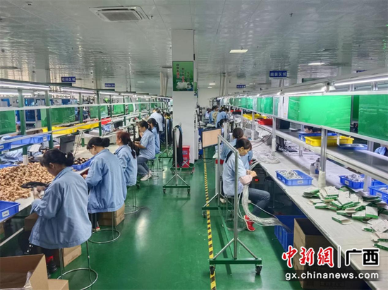 粤桂(四会-富川)协作产业园区内的广西贺州伟正电子科技有限公司员工正在工作。 陈梅摄 粤桂(四会-富川)协作产业园区内的广西贺州伟正电子科技有限公司员工正在工作。 陈梅摄