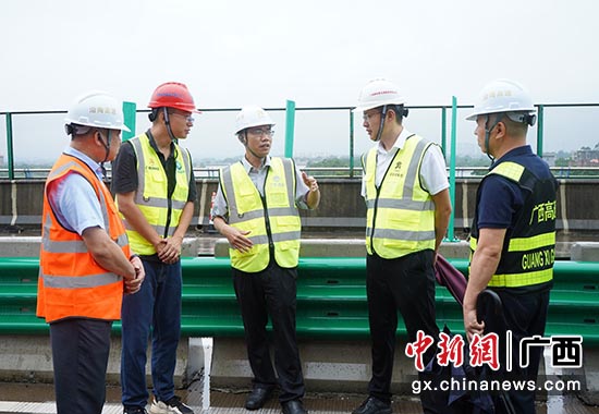 党员干部深入平陆运河钦江大桥改建现场调研。广西新发展集团钦州运营分公司供图