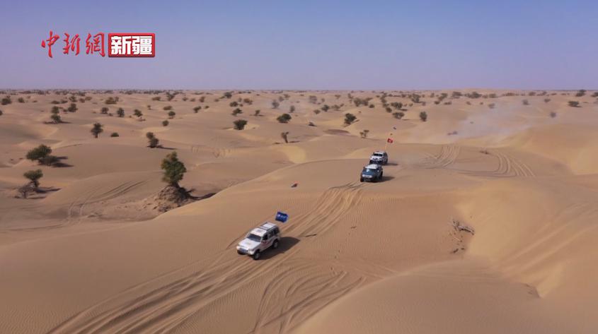 新疆阿瓦提县：首届沙漠越野拉力赛开赛