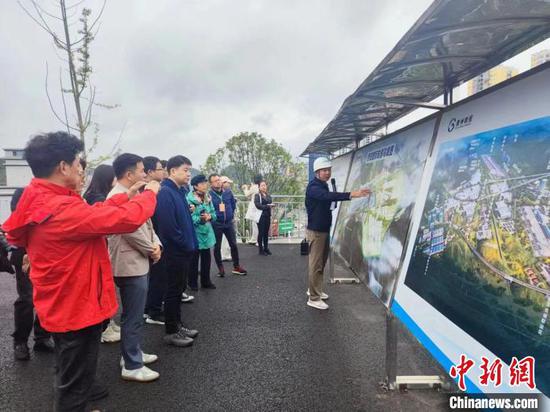 10月27日，海外华文媒体人探访贵阳国际陆港。　中新社记者 石小杰 摄