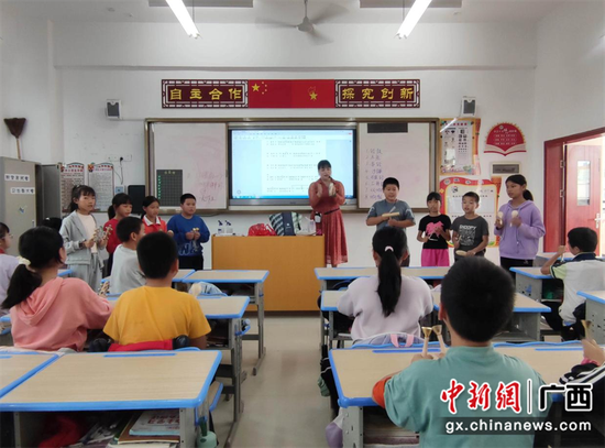 罗小燕正在为富川瑶族自治县立新小学学生上音乐课。 立新小学供图 罗小燕正在为富川瑶族自治县立新小学学生上音乐课。 立新小学供图