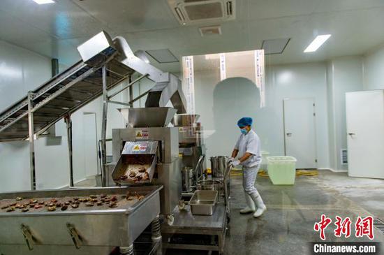 10月28日，工人在贵州从江县一家公司的百香果提酱车间生产线上忙碌。吴德军 摄