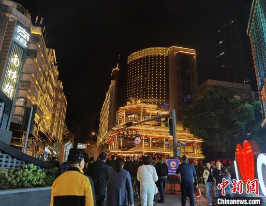 10月27日晚，海外华文媒体参观贵阳曹状元街。周燕玲 摄