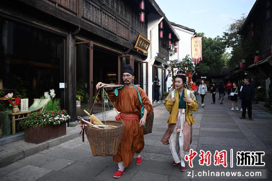 陈喜悦（右）和一青行走在桥西历史文化街区。中新社记者 王刚 摄