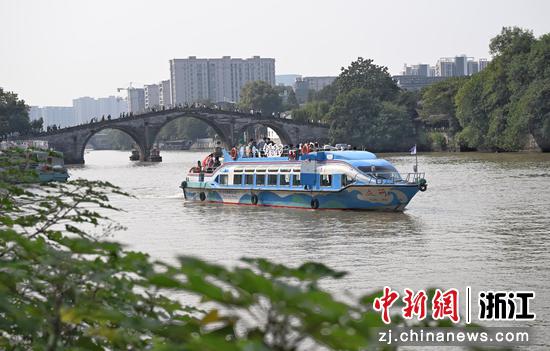 “运河”号客船经过拱宸桥。中新社记者 王刚 摄