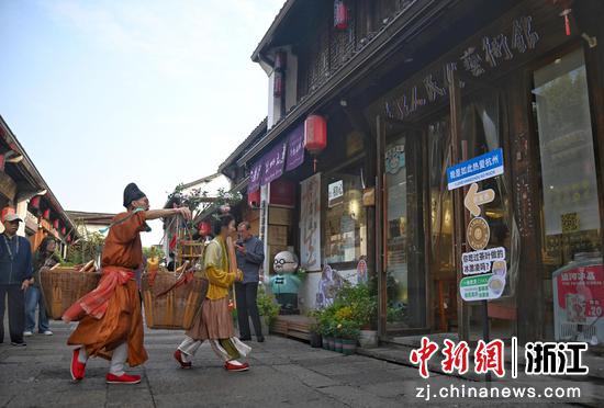 陈喜悦和一青走进桥西历史文化街区的吴理人民俗艺术馆。中新社记者 王刚 摄