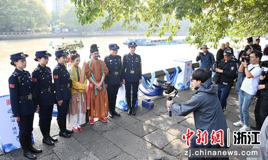 国风博主陈喜悦和西湖女子巡逻队在大运河边合影。中新社记者 王刚 摄