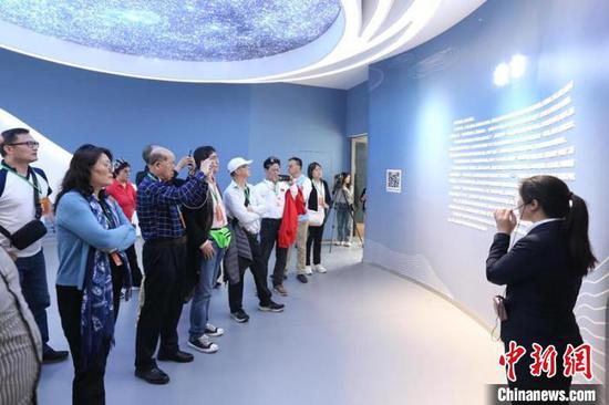 29日，海外华文媒体参观“天空之桥”服务区桥梁博物馆。简贤楠摄