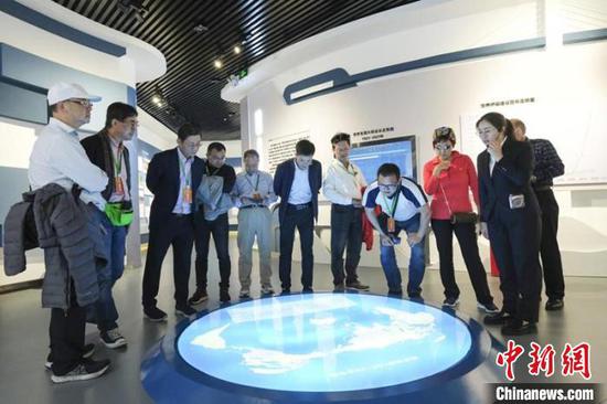 29日，海外华文媒体参观“天空之桥”服务区桥梁博物馆。徐雁摄