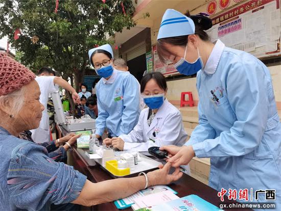右江区人民医院医护人员在为群众做血糖检测。李敏 摄