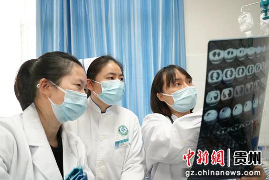 图为思南县人民医院医生在工作中。