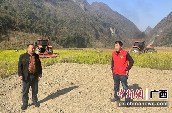 岑家峰（右）带领通曹村党支部书记蒋大锋（左）在田间调研，规划烟叶种植用地问题及土地流转事项。郑顺星 摄