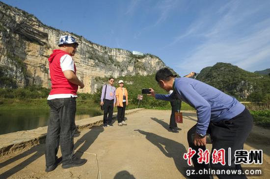 图为海外华文媒体高层一行参观安龙国家山地户外运动示范公园。徐雁 摄