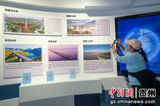 图为在“天空之桥”服务区的桥梁博物馆内，海外华文媒体用镜头记录贵州桥梁发展。徐雁 摄