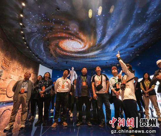 图为海外华文媒体高层一行参观天文体验馆，身临其境探索天文奥秘，感受中国天文航天事业的发展。徐雁 摄1