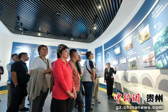 图为海外华文媒体一行走进位于“天空之桥”服务区的桥梁博物馆，了解贵州桥梁发展。徐雁 摄