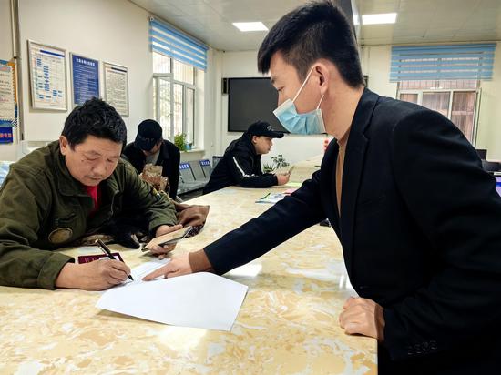 11月1日，一五〇团10连居民余边江正社保柜台前在填写居民养老待遇申报表。