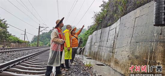 图为玉林工务段职工在黎湛线上冒雨巡查排查路外安全环境情况。李慕传  摄
