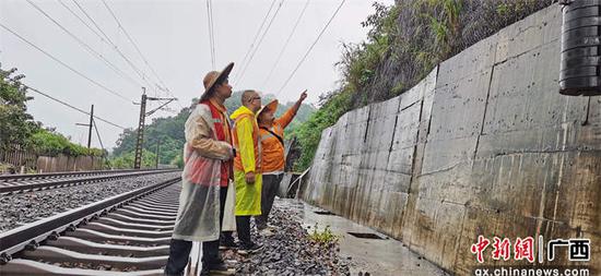 图为玉林工务段职工在黎湛线上冒雨巡查排查路外安全环境情况。李慕传 摄 图为玉林工务段职工在黎湛线上冒雨巡查排查路外安全环境情况。李慕传 摄