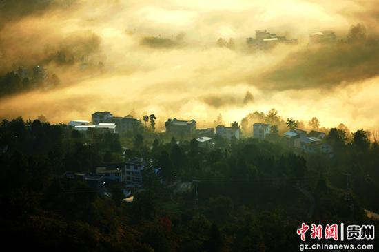 11月1日，贵州省铜仁市石阡县仙人街景区，云海依着山势如潮水般涌动，如梦如幻。