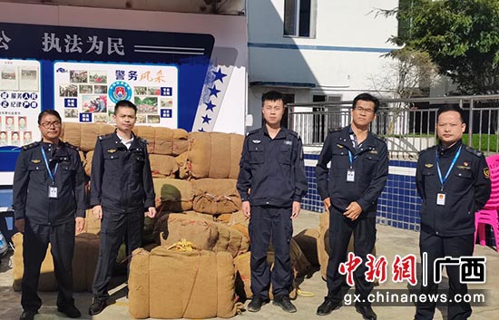 图为执法人员查获非法运输烟叶。金希平摄 图为执法人员查获非法运输烟叶。金希平摄