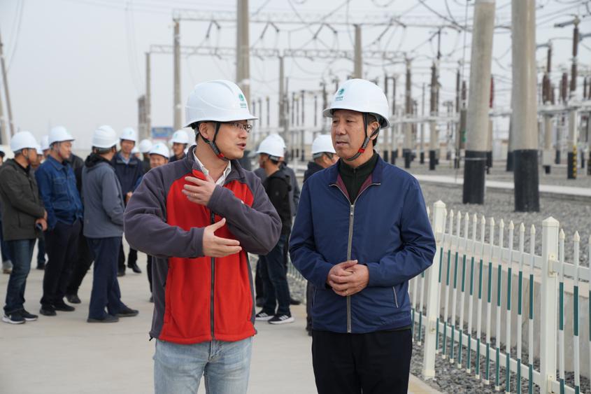 龚震东（左一）赴奎屯供电公司220千伏奎屯变电站开展全业务核心班组建设情况调研。徐晨 摄
