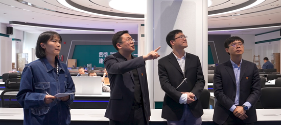 龚震东（右二）与同事共同推进公司能源大数据中心建设。李文涛 摄