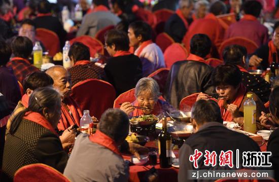老人们享用晚宴。中新社记者 王刚 摄